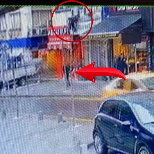 İstanbulda akılalmaz olay: Otelin penceresinden, yoldan geçen vatandaşın üzerine düştü