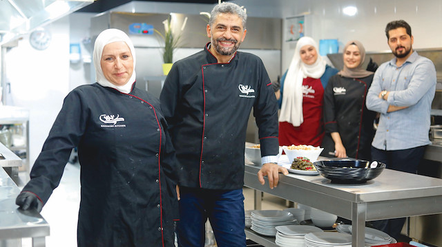 Eşi aylarca iş aradığı halde bulamayan Sanam Ozon, yemek pişirme yeteneğiyle Arap ve Türklerin çok sevdiği lezzetli yemekleri yapan bir lokantanın sahibi oldu. 