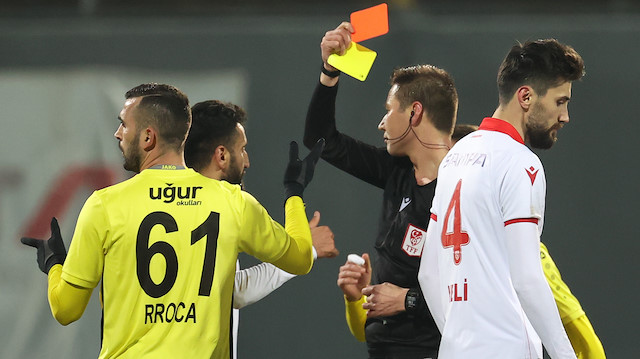 Mücadelede hakemin yanlış oyuncuya kırmızı kart gösterdiği iddia edilmişti.