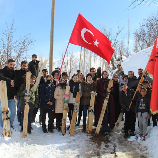 Hakkarili gençlerin kayak eğlencesine öğretmenler eşlik etti