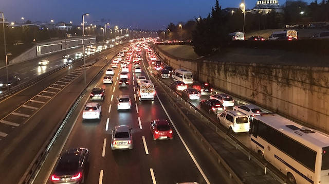 İstanbul’da 56 saatlik kısıtlama sonrası 15 Temmuz Şehitler Köprüsü’nde trafik yoğunluğu.
