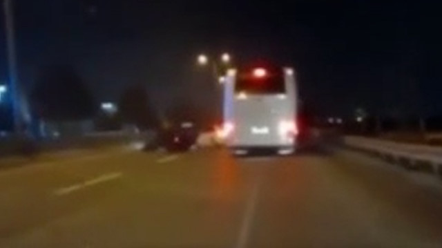 Kocaeli'de kazayı izlemek için yavaşlayan otomobile otobüs çarptı