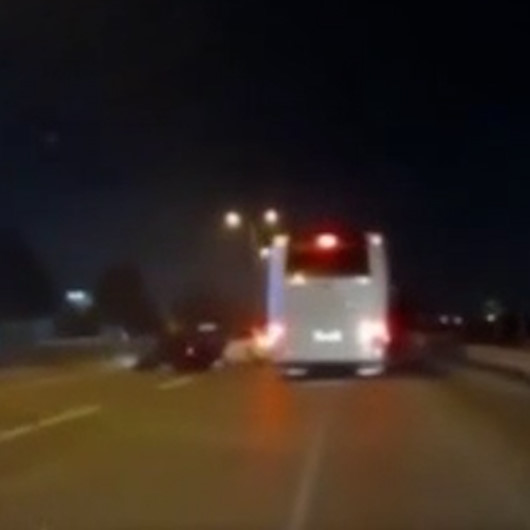 Kocaelide kazayı izlemek için yavaşlayan otomobile otobüs çarptı