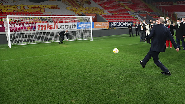 Cumhurbaşkanı Erdoğan, Gürsel Aksel Stadyumu'nda futbol oynadığı anları paylaştı.