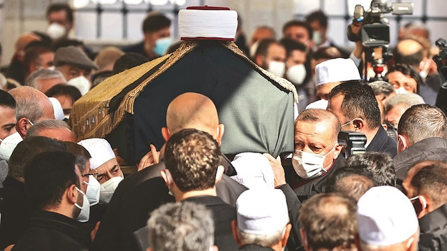 Cumhurbaşkanı Erdoğan cenazede tabuta omuz verdi.
