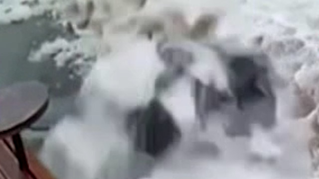 Ukrayna’da yolda yürüyen adamın başına buz kütlesi düştü