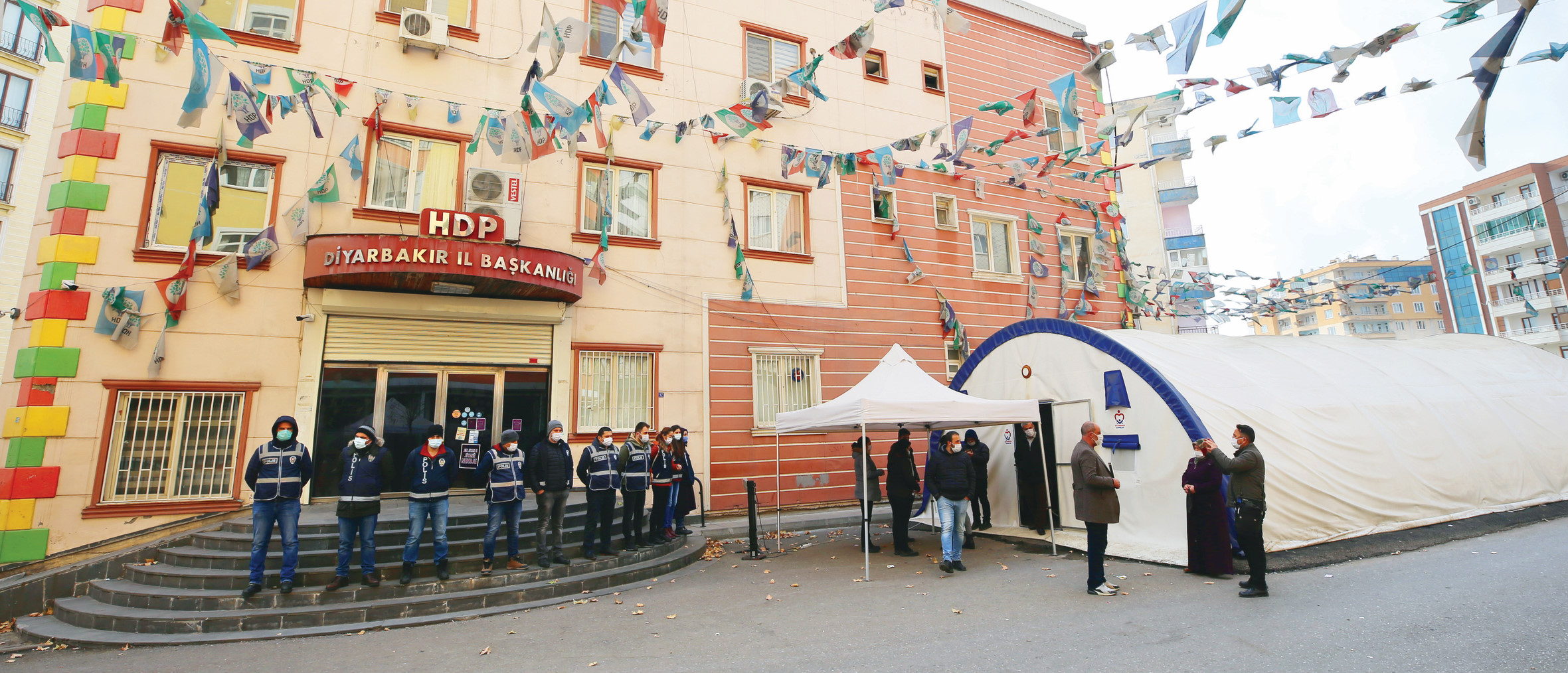 Çocukları için HDP’nin kapısına dayanan 207 ailenin Diyarbakır İl Başkanlığı önündeki evlat nöbetinde 539 gün geride kaldı.