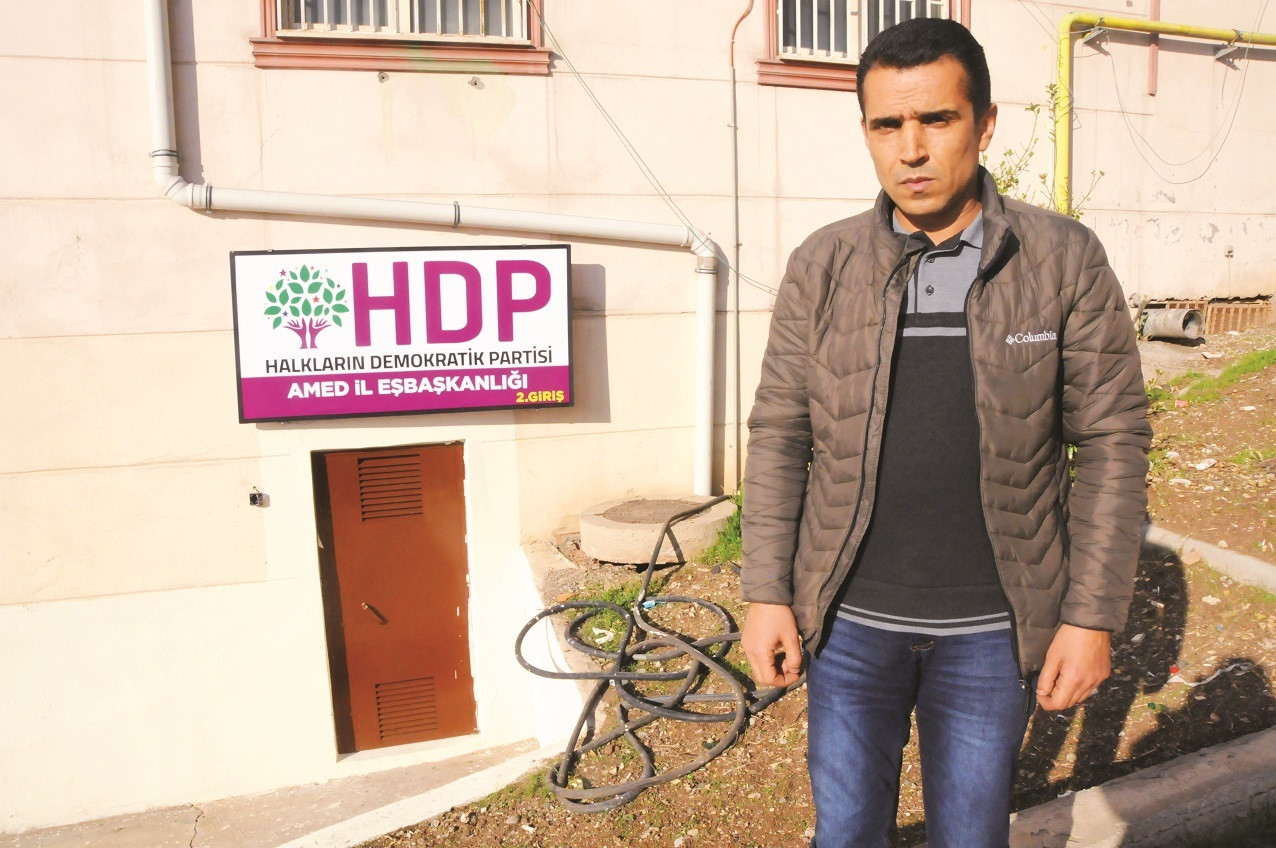 HDP’liler nöbetteki ailelerden kaçmak için Diyarbakır il binasının arka tarafına ikinci kapıyı açmıştı. Oturma eylemindeki Süleyman Aydın, “Nereye giderlerse peşlerindeyiz” demişti.