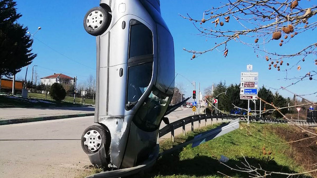 Kaza yapan otomobil bariyere çarparak dik durdu