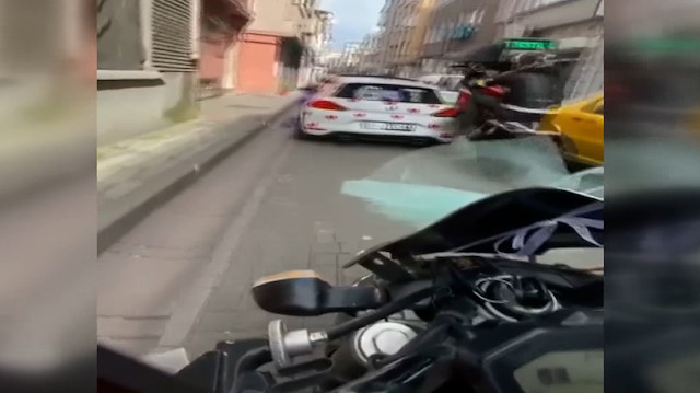 Konvoyda ön kaldıran motosikletlinin, gelin arabasına çarpma anı kask kamerasında