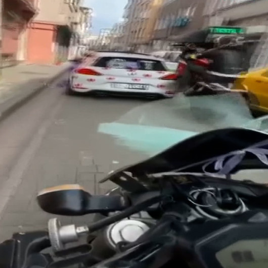Konvoyda ön kaldıran motosikletlinin, gelin arabasına çarpma anı kask kamerasında