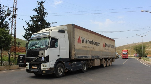 عبر تركيا.. 63 شاحنة مساعدات أممية تدخل إدلب السورية