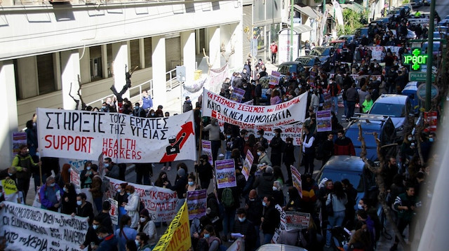 Yunanistan'da sağlık çalışanları hükümeti protesto yürüyüşü düzenledi.