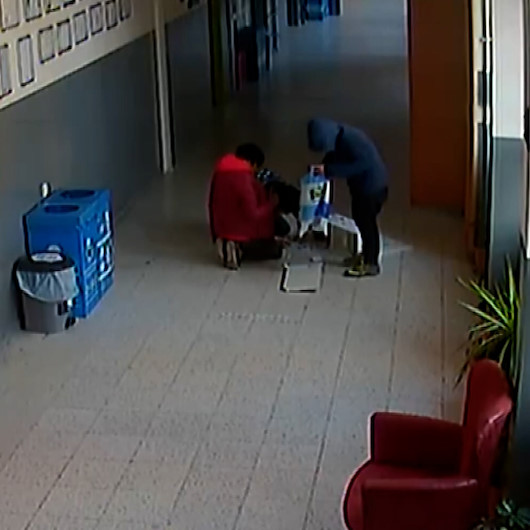 Okula giren 3 çocuk yardım kutusundaki paraları çalıp pencereden kaçtı