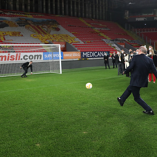 Cumhurbaşkanı Erdoğan İzmirde yeşil sahaya indi