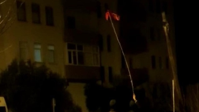Sakarya'da devriye gezen bekçilerin bayrak hassasiyeti kamerada