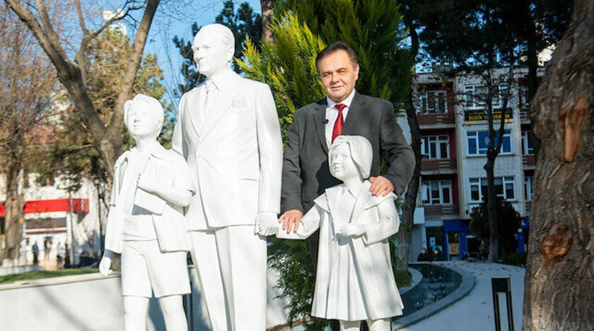 Bilecik'e daha önce yapılan 'Atatürk ve Çocuklar' heykeli