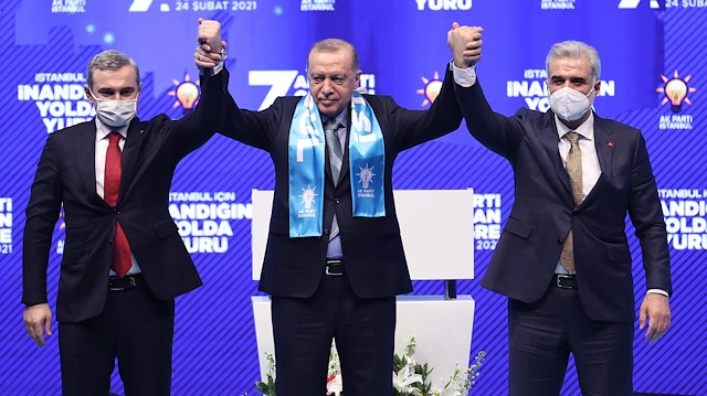 ​AK Parti'nin 7'nci Olağan İstanbul Kongresi'nde Bayram Şenocak il başkanlığı görevini Osman Nuri Kabaktepe'ye devretti.