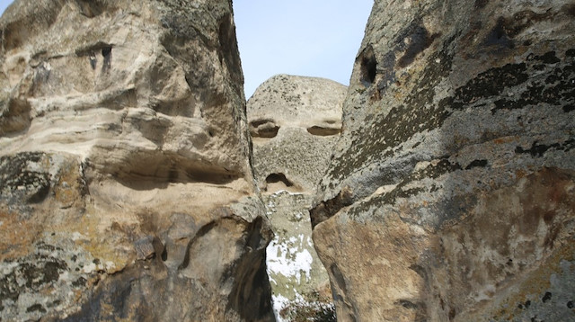 İnsan yüzü şeklindeki kaya görenleri şaşırtıyor.