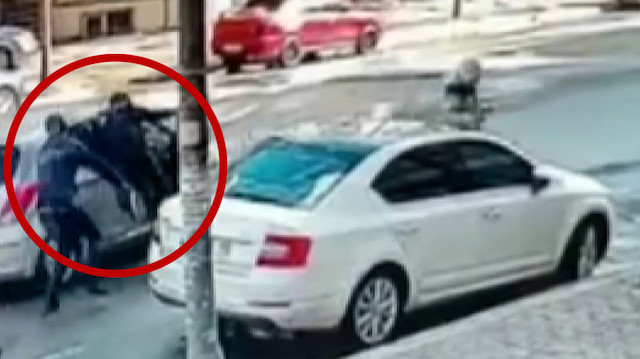 Esenyurt'ta kasiyer, kaçmaya çalışan hırsızları arabaya asılarak engellemeye çalıştı