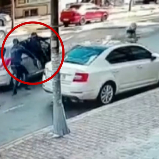 Esenyurtta kasiyer, kaçmaya çalışan hırsızları arabaya asılarak engellemeye çalıştı