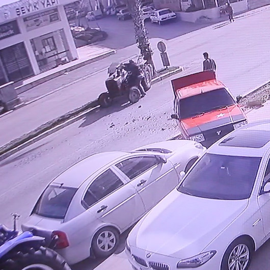 Çalışır halde bıraktığı traktör 3 araca çarptı, 3 kişi ise kendini son anda kurtardı