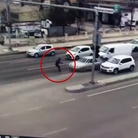 Şüpheli sürücü, kendisini durdurmak isteyen polise çarparak yaraladı