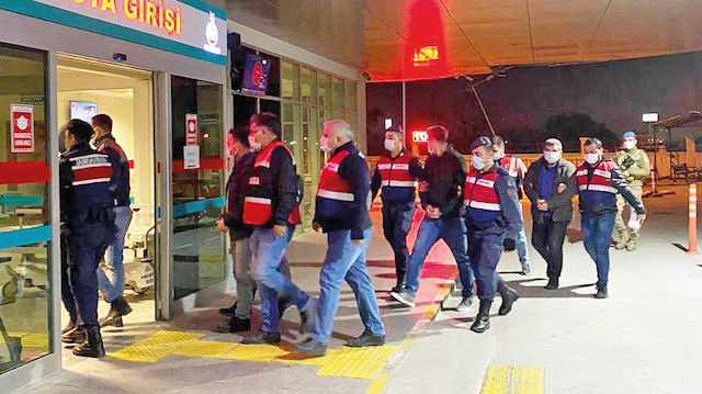 İzmir Cumhuriyet Başsavcılığı’nca yürütülen iki ayrı soruşturma kapsamında 103’ü muvazzaf 148 şüphelinin yakalanması için 47 ilde eş zamanlı operasyonlar düzenlendi.