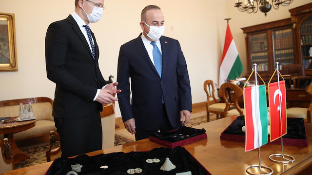 Macaristan Dışişleri Bakanı, Bakan Çavuşoğlu'na gümrükte bir Türk vatandaşının aracında ele geçirilen tarihi eserleri gösterdi.