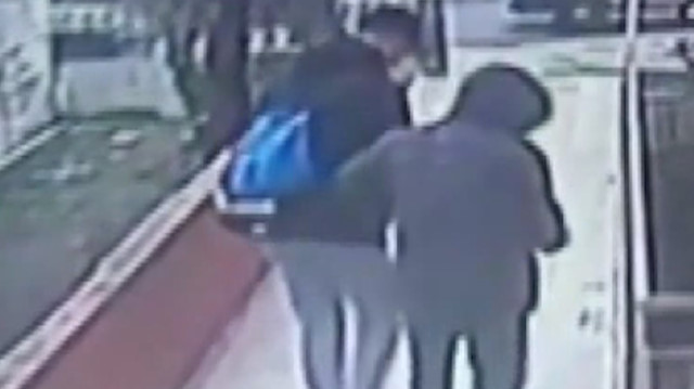 Avcılar'da güvenlik kamerasını gören hırsızlar binaya geri geri yürüyerek girdi
