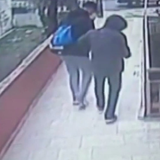 Avcılarda güvenlik kamerasını gören hırsızlar binaya geri geri yürüyerek girdi