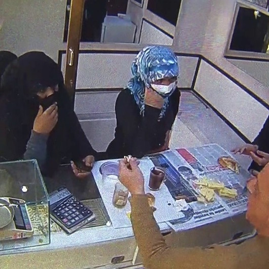 Küpe bozdurmak isteyip kuyumcuyu lafa tutan hırsızlar 80 bin liralık bilezik çaldı