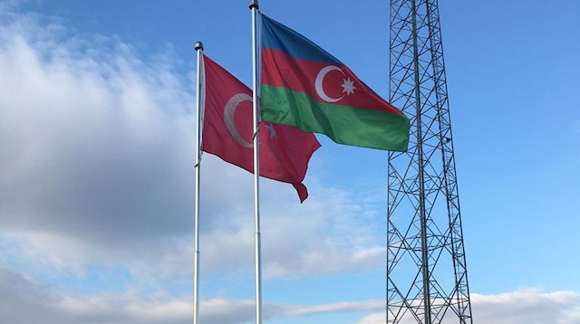 Nahçıvan sınırına bayrak anıtı.