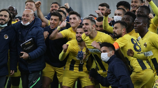 Menemensporlu futbolcuların galibiyet sevinci.