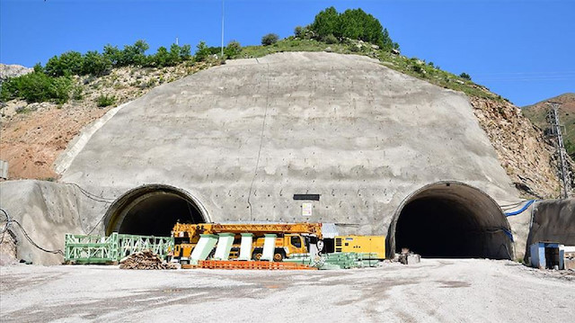 Eğribel Geçidi'nde inşa edilen tünelin kazı çalışmaları geçtiğimiz yaz tamamlanmıştı. 