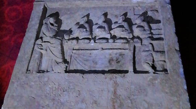 Operasyon düzenleyen ekipler, 2 bin yıllık mezar steli buldu.