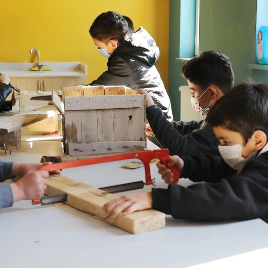 Aksaraylı öğrenciler minik elleriyle çöplerden kütüphane yaptılar