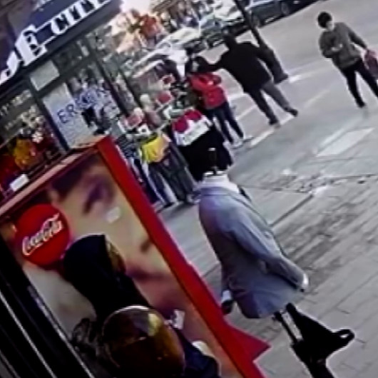 Kaldırımda bekleyen 13 yaşındaki Dileke yumruklu saldırı