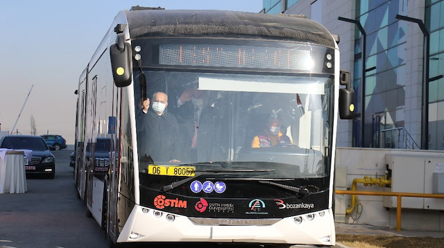 25 metre uzunluğundaki otobüs tek şarj ile 250 kilometre yol alabiliyor.