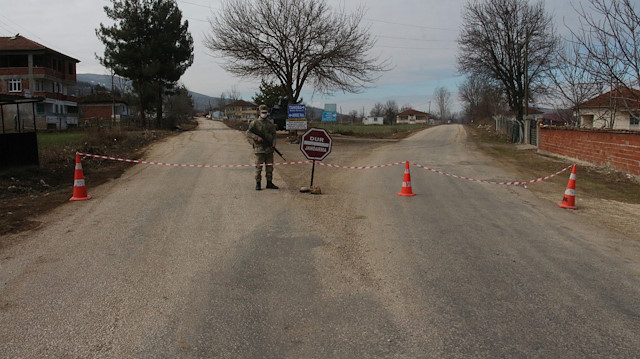 Polis ve jandarma ekipleri karantinaya alınan yerlerin giriş ve çıkışlarını kapattı.