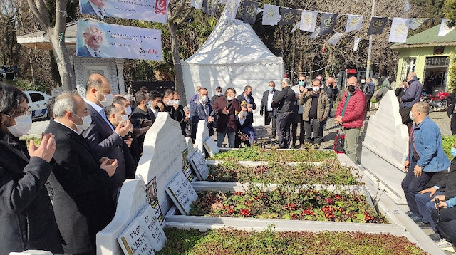 Necmettin Erbakan'ın mezarı başında dualar okundu.