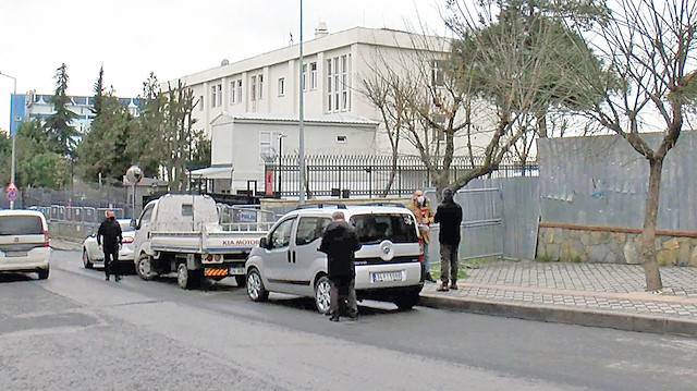 Bir süre çevrede dolaşan teröristin ağaca çıkıp taburu gözetlediği anlar saniye saniye görüntülendi.