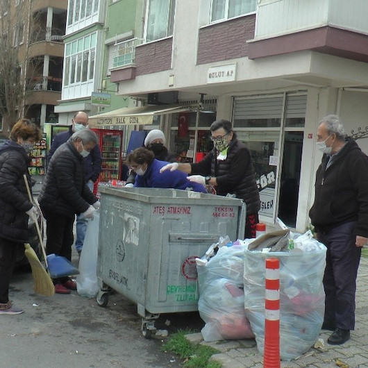 CHPli belediyede çöp krizi devam ediyor: Maltepede biriken çöpleri vatandaşlar topladı