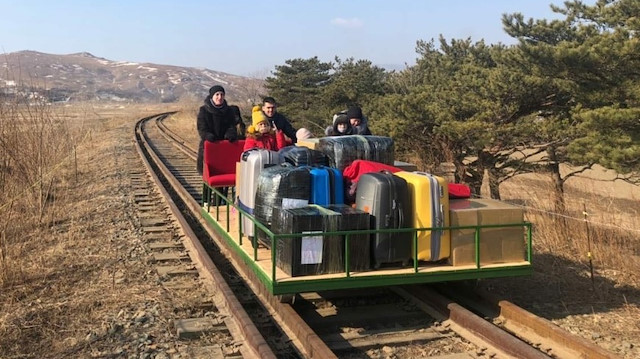 Motorsuz demir yolu aracıyla geldiler.