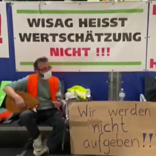 Frankfurt Havalimanında çoğunluğu Türk olan 20 yıllık işçiler açlık grevinde