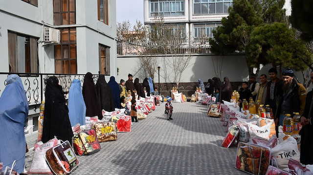 "تيكا" التركية تقدم مساعدات إلى 100 أسرة أفغانية