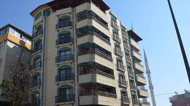 Mimar Serdar Kılıçoğlu, binanın Türkiye’de tek balkonları yamuk bina olduğunu söyledi. 