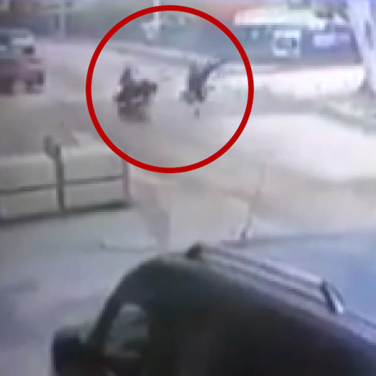 Motosikletle bisikletin kafa kafaya çarpışmasında 1i ağır 2 kişi yaralandı