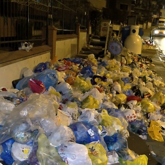 Maltepede vatandaşın çöpleri toplaması da çare olmadı: Cadde ve sokaklara taşıyor
