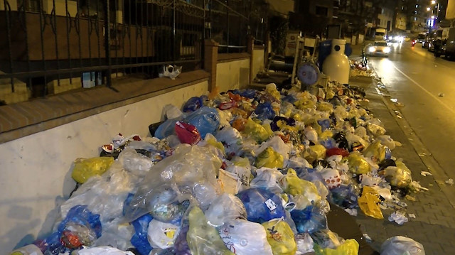 Maltepe'de vatandaşın çöpleri toplaması da çare olmadı: Cadde ve sokaklara taşıyor